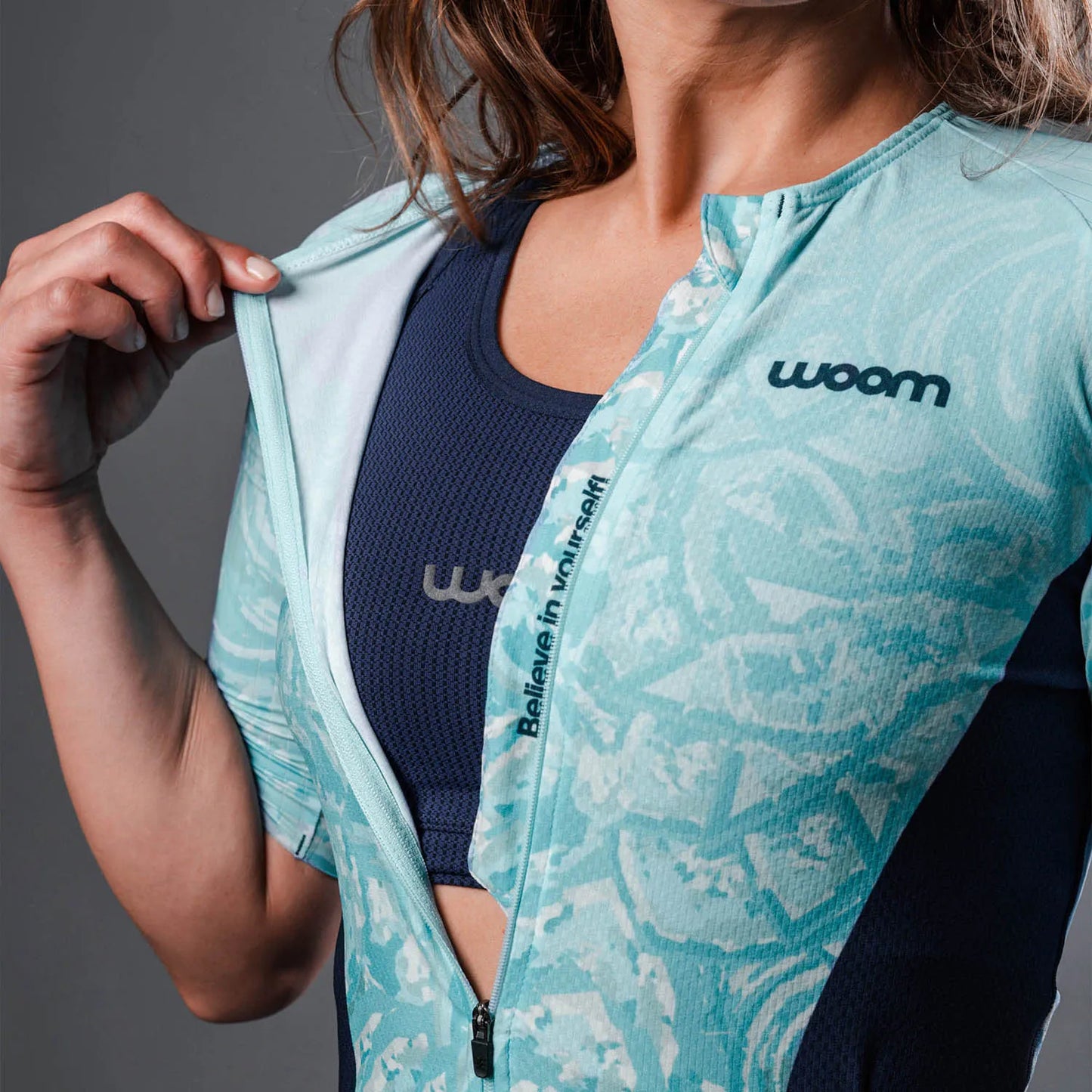 Macaquinho Triathlon com manga Woom 140 Feminino 2024