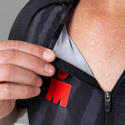 Macaquinho Triathlon c/ manga Carbon IRONMAN Woom Masculino III