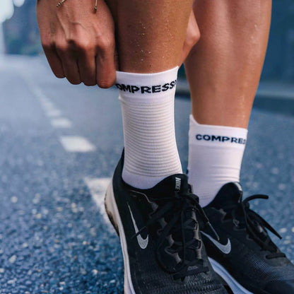 Meia de Compressão Compressport para Corrida V4 (cano medio)