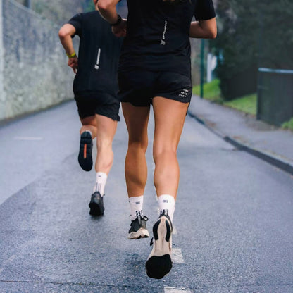 Meia de Compressão Compressport para Corrida V4 (cano medio)