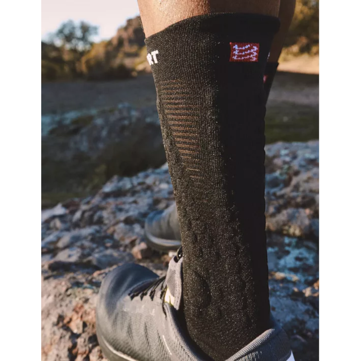 Meia de Compressão Compressport para Trilha V4 (cano medio)