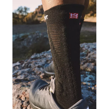 Meia de Compressão Compressport para Trilha V4 (cano medio)
